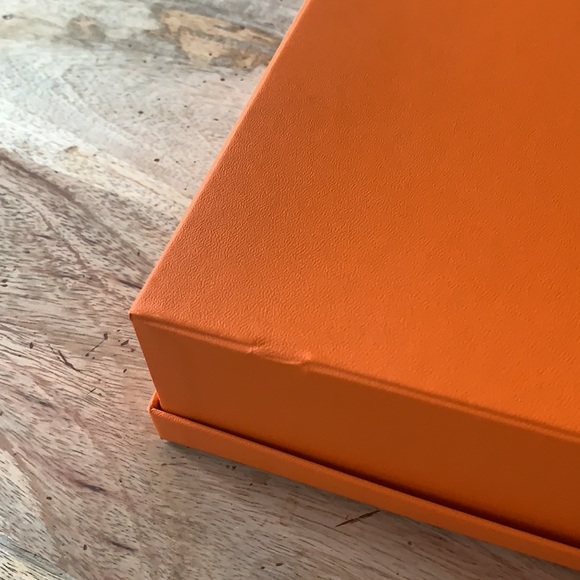 HERMÈS Giftbox w/silk paper - - Picture 3 of 6